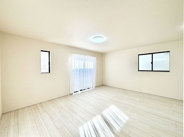 大きな窓からたっぷりの陽光と風を感じられるリビング  