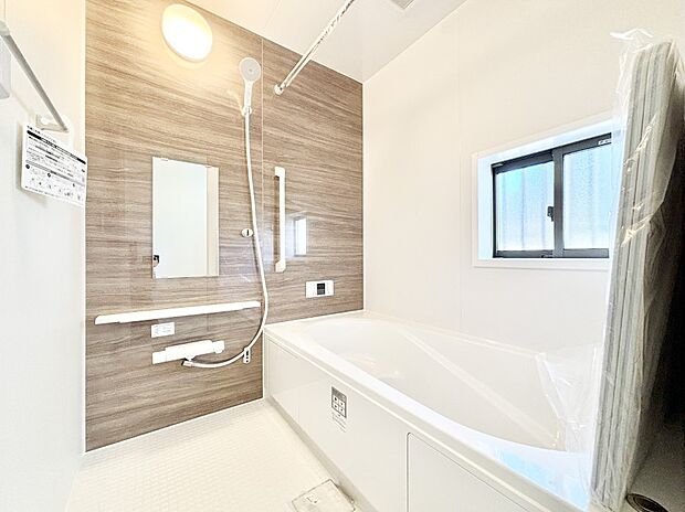 一日の疲れを癒してくれる明るい清潔感のあるバスルーム