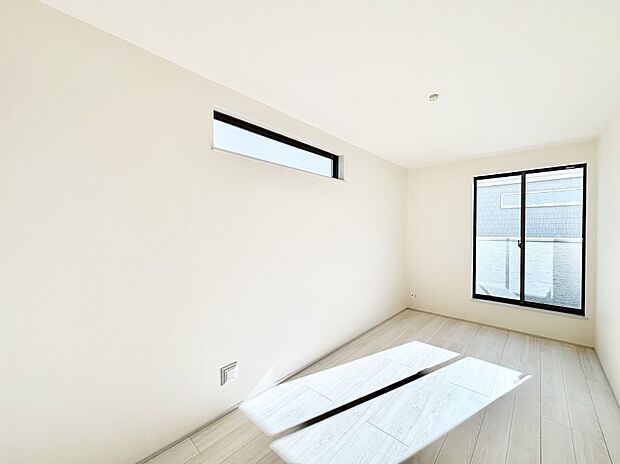 バルコニーが開放感をプラスしてくれる洋室