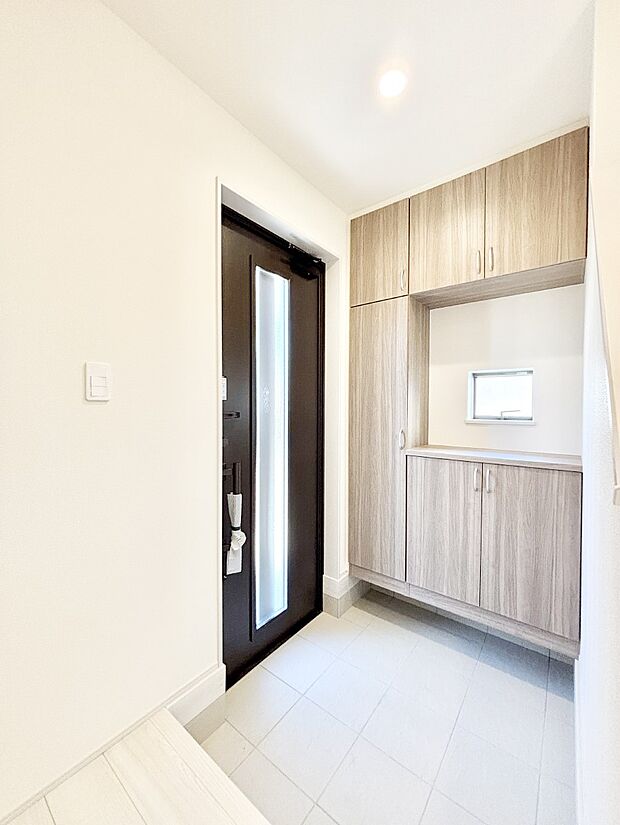 ガラススリットの入った玄関ドアが室内に光を届けてくれます