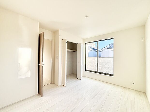 窓からのやさしい光が心地よいプライベートルーム