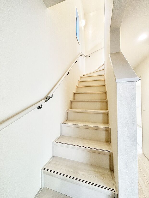 階段は手すり付きなので小さなお子さまやご高齢の方も安心です