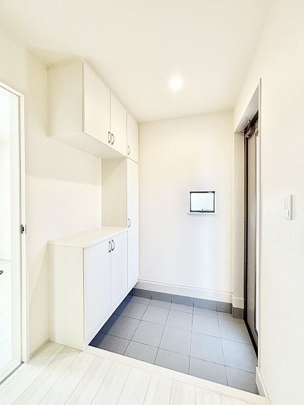 下駄箱はご家族の写真や季節のインテリアで飾り棚として演出できます