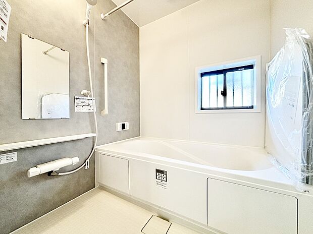 一日の疲れを癒してくれる明るい清潔感のあるバスルーム