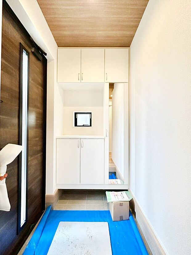 ミラー付きシューズボックスはお出かけ前の身だしなみチェックに便利