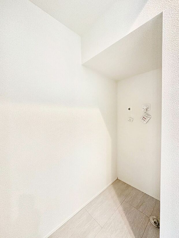 洗面所には嬉しい収納スペースがあります。