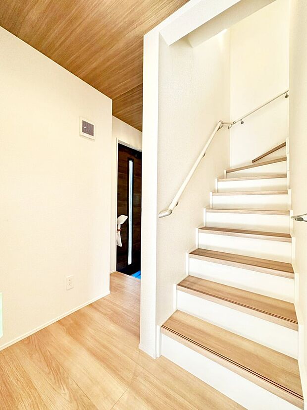 安全性を考慮し階段には手すりを設置しています