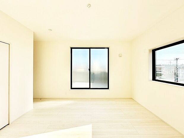 バルコニーが開放感をプラスしてくれる洋室