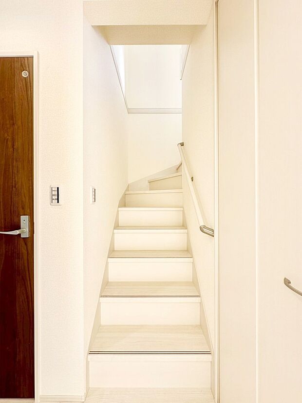 階段は手すり付きなので小さなお子さまやご高齢の方も安心です