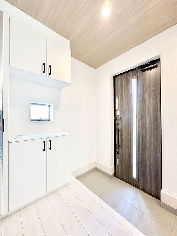 飾り棚を利用して、お越しいただくお客様をおもてなしできます。