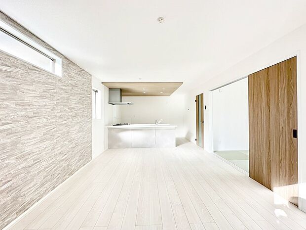 明るい陽光が注ぎ、寛ぎの雰囲気に満たされるリビング・ダイニング。