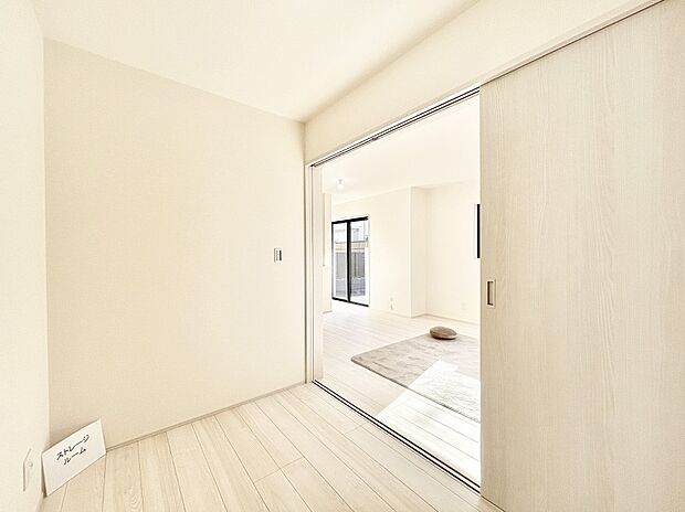 リビングの納戸は収納ほかにもアイデア次第で快適空間に大変身！