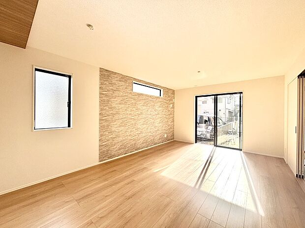 明るい陽光が注ぎ、寛ぎの雰囲気に満たされるリビング・ダイニング。   