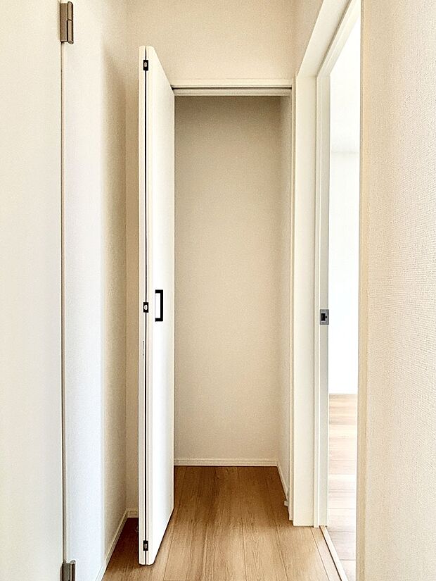 廊下収納。掃除道具や季節の小物を収納することができます。