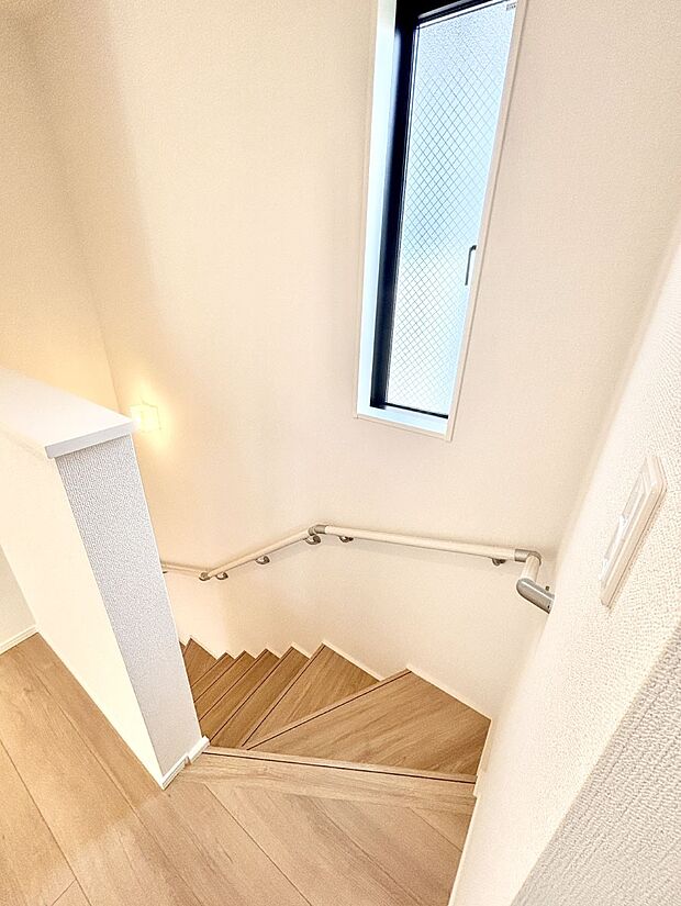 階段は手すり付きなので小さなお子さまやご高齢の方も安心です
