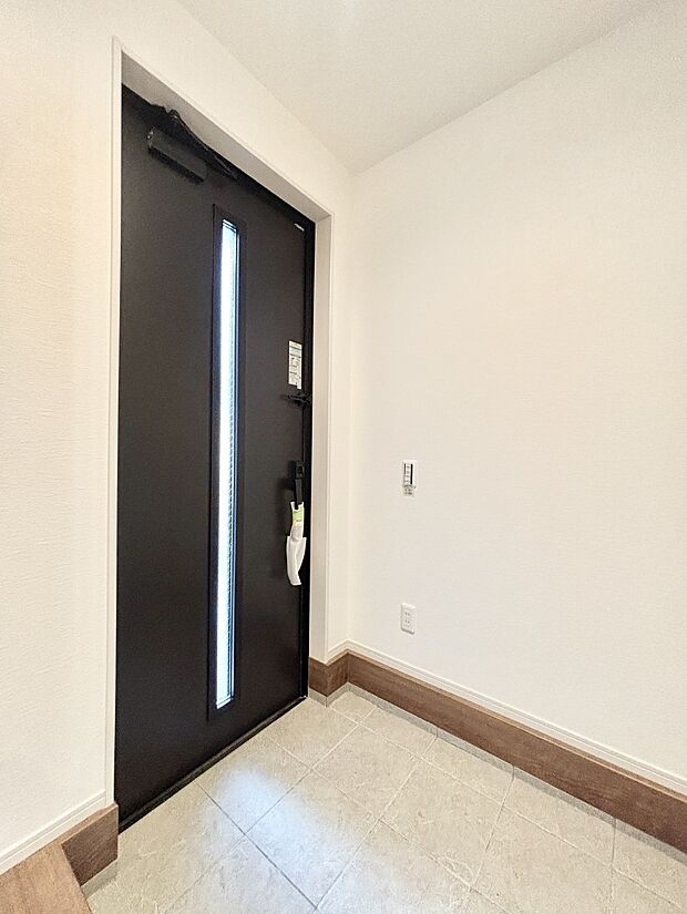 ガラススリットの入った玄関ドアが室内に光を届けてくれます