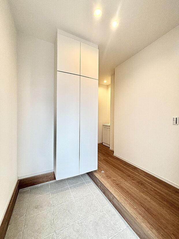 明るい玄関はお客様をお出迎えするのにぴったりです！ 