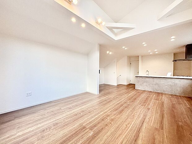 リビング上部には吹抜けを採用。明るい陽光に包まれる空間で家族団らん!