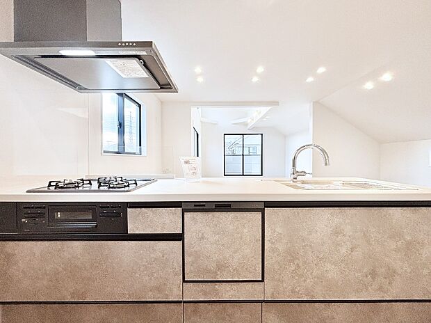 リビングを見渡せる人気のカウンターキッチン。 家族を見守りながら家事をすることができます。