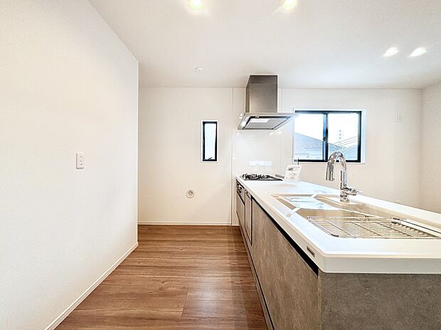 爽やかな風が通り抜けるキッチン。窓があるので明るく換気にも役立ちます。