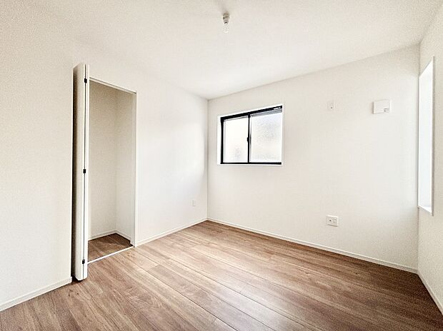 お子さまのお部屋としても!衣類の整理整頓に便利なクローゼット付きの洋室。