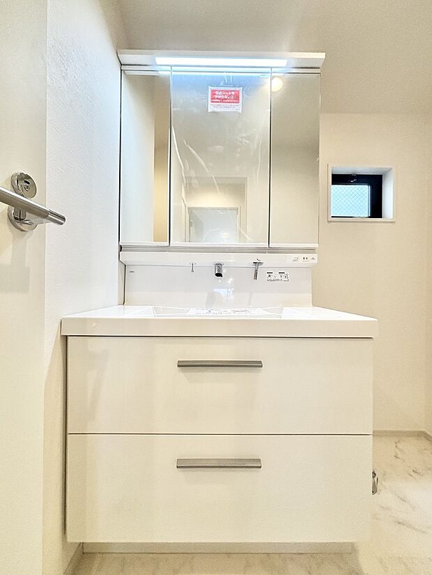 大きく見やすい三面鏡で清潔感ある洗面台は、身だしなみチェックや肌のお手入れにおすすめです。