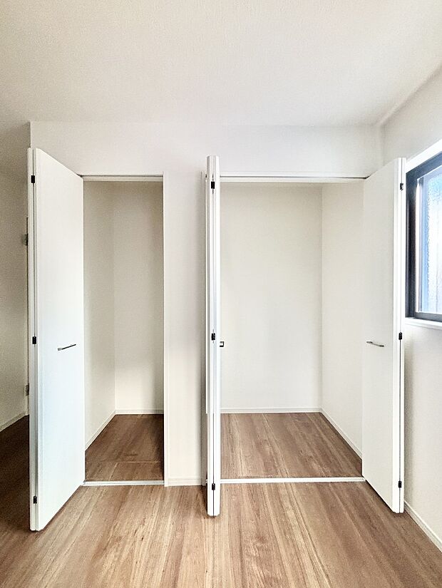 洋室のクローゼット。奥行きがあるので厚手の衣類もすっきり収まります。