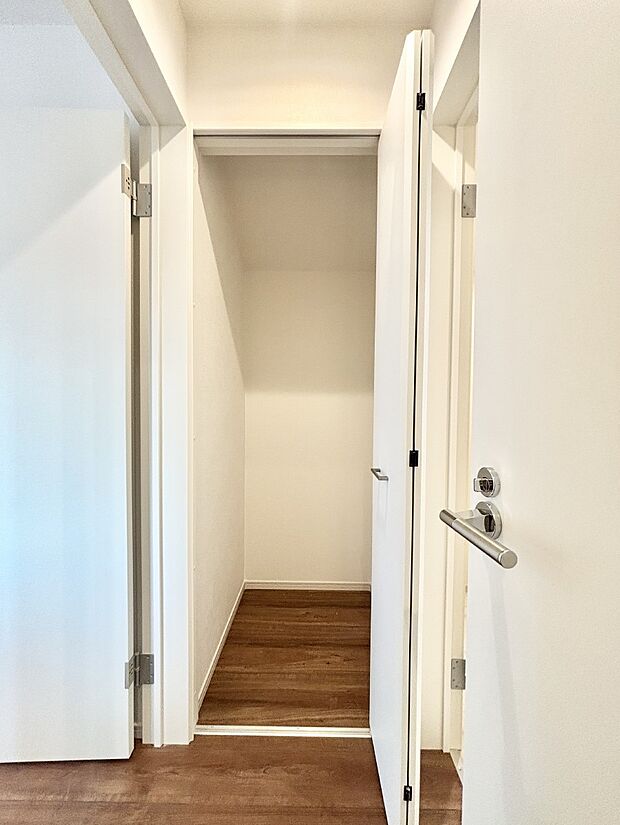 2階ホール収納には掃除用品や日用品のストックなどを収納できます。