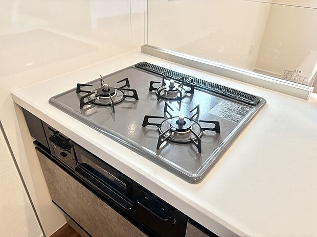 ガスコンロはSiセンサー搭載。火力調節や焦げ付き・消し忘れも防いでくれます。