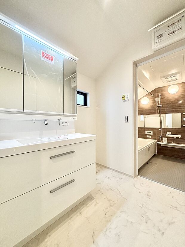 小窓がついているので湿気の多い場所でも換気が十分行えます。毎日の身支度を気持ち良く!