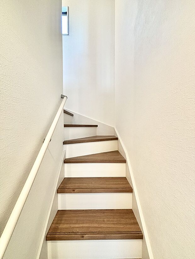 階段は手すり付きなので小さなお子さまやご高齢の方も安心です