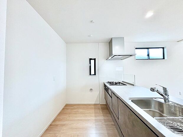 爽やかな風が通り抜けるキッチン。窓があるので明るく換気にも役立ちます。