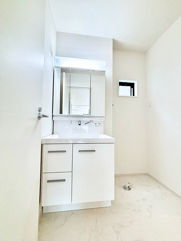 大きく見やすい三面鏡で清潔感ある洗面台は、身だしなみチェックや肌のお手入れにおすすめです。 