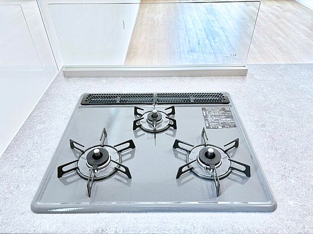 ガスコンロはＳｉセンサー搭載。火力調節や焦げ付き・消し忘れも防いでくれます。