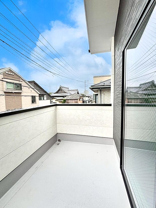 リビングから出られるバルコニーです。お洗濯物が気持ちよく乾きそうですね