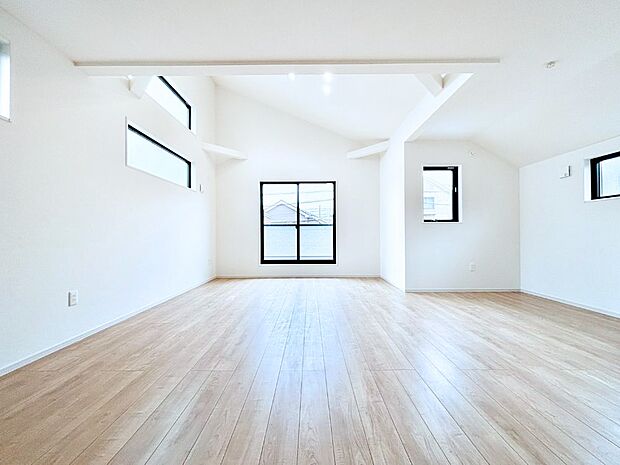 たくさんの窓からたっぷりの陽光と風を感じられるリビング    