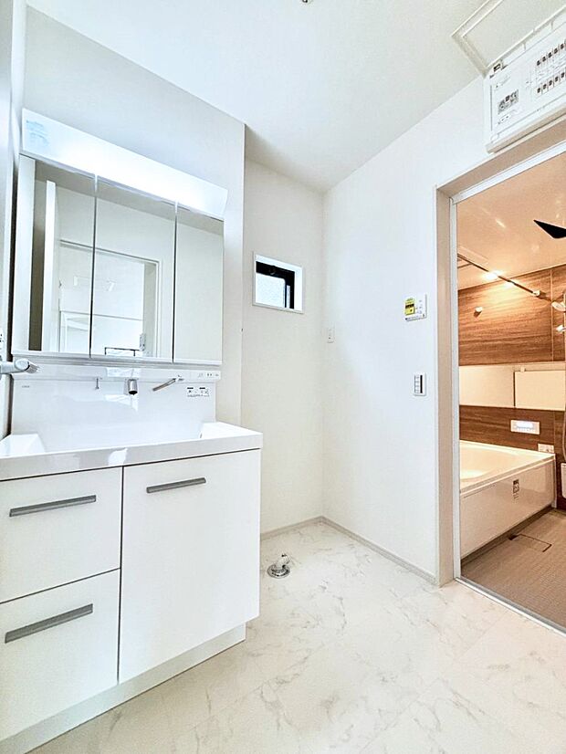 小窓がついているので湿気の多い場所でも換気が十分行えます。毎日の身支度を気持ち良く！