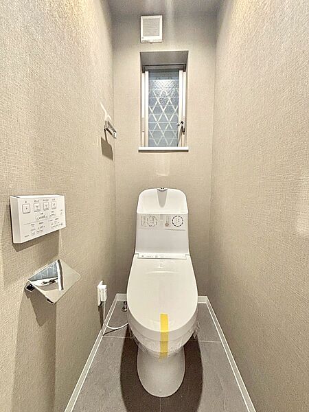 明るく清潔感のあるトイレです。