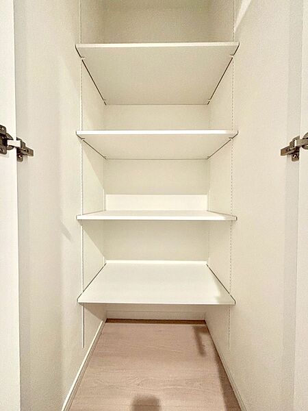 廊下収納。掃除道具や季節の小物を収納することができます。