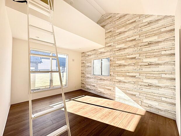 バルコニーが開放感をプラスしてくれる洋室