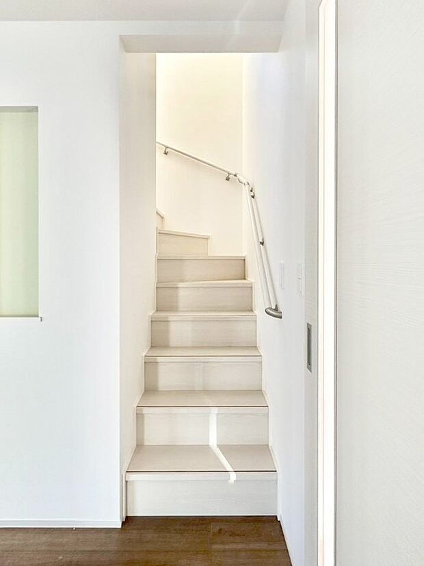 安全性を考慮し階段には手すりを設置しています