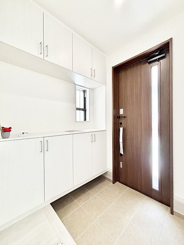 下駄箱はご家族の写真や季節のインテリアで飾り棚として演出できます