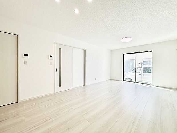 大きな窓からたっぷりの陽光と風を感じられるリビング