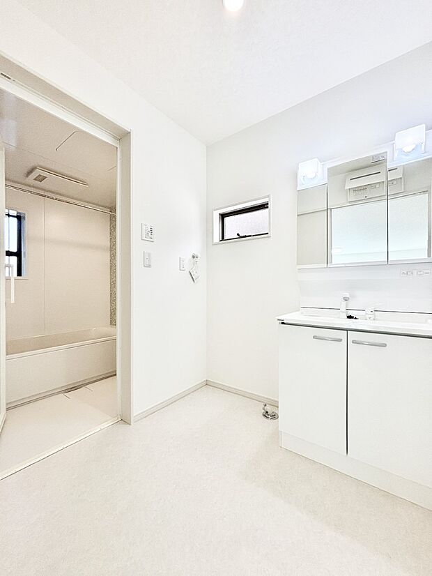 清潔感ある洗面化粧室で朝の身支度も快適