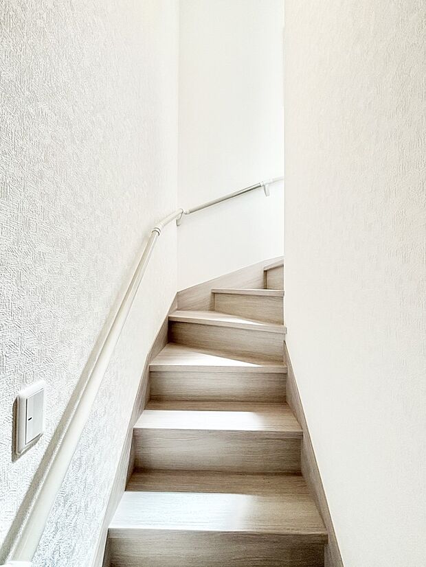 階段は手すり付きなので小さなお子さまやご高齢の方も安心です