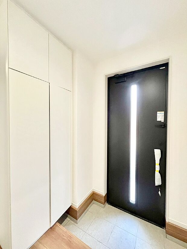 ガラススリットの入った玄関ドアが室内に光を届けてくれます　