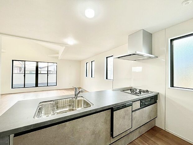 爽やかな風が通り抜けるキッチン。窓があるので明るく換気にも役立ちます。　