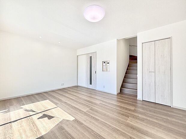 家族団らんの時間も増えそうなくつろぎのリビングダイニング。