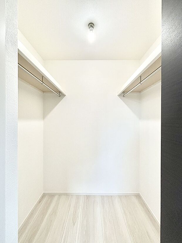 ウォークインクローゼット付きで生活空間を広く利用できます。