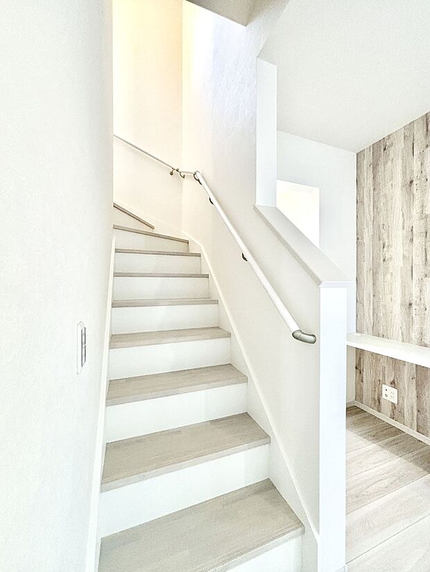 安全性を考慮し階段には手すりを設置しています